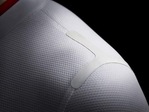 Mẫu áo mới rất đơn giản, được hãng Nike thiết kế màu trắng là chủ đạo với viền màu đỏ ở cố và tay áo.